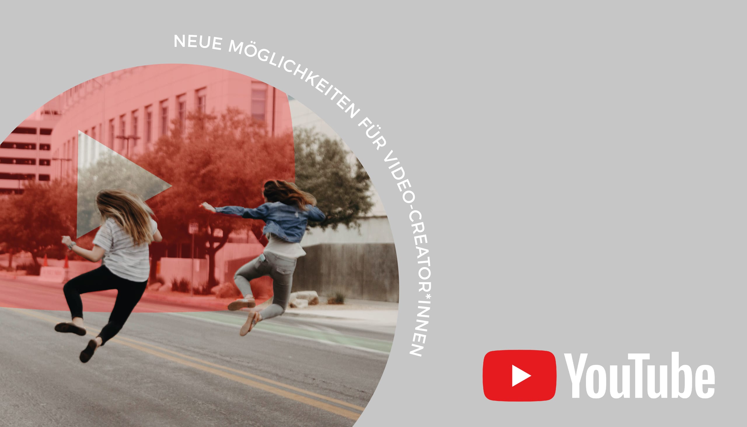 Bildmontage. Zwei Menschen sind von hinten auf einer Straße zu sehen. Beide springen gleichzeitig hoch. Rechts ist das YouTube-Logo abgebildet